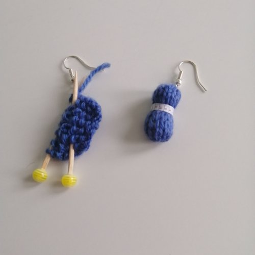 Boucles d'oreilles pelote bleu , en laine