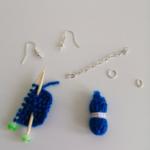 Kit boucles d'oreilles pelote de laine bleu en laine