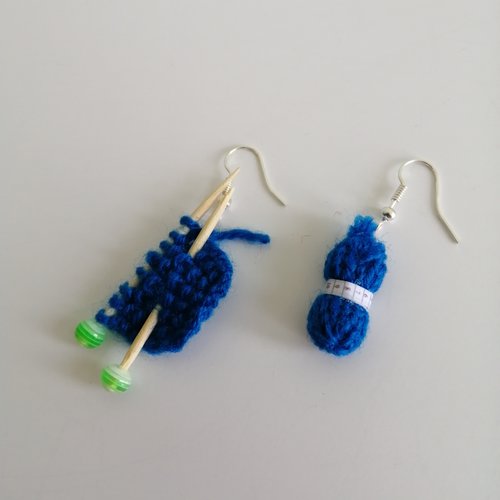 Boucles d'oreilles pelote bleu , en laine