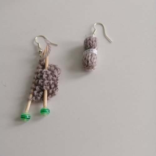 Boucles d'oreilles pelote gris , en laine