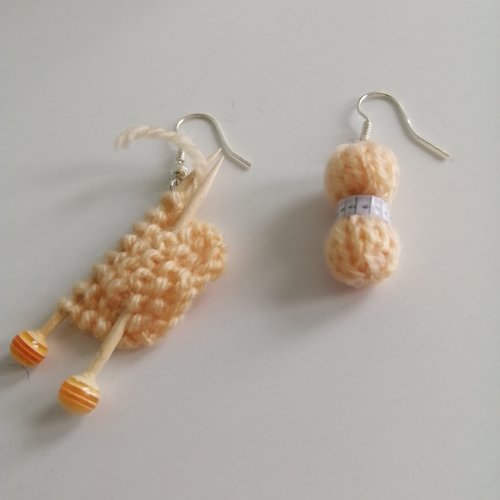 Boucles d'oreilles pelote saumon, en laine