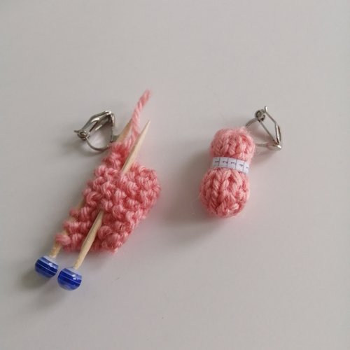 Boucles d'oreilles clip pelote rose, en laine