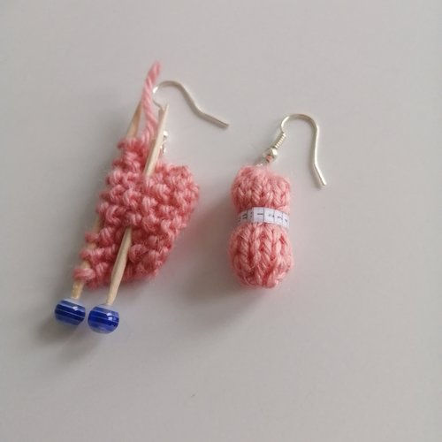 Boucles d'oreilles pelote rose, en laine