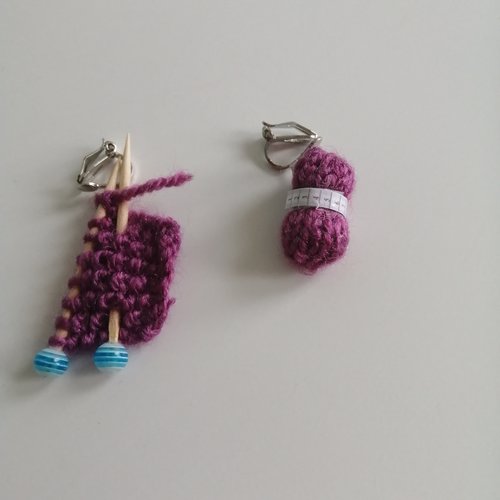 Boucles d'oreilles clip pelote violet, en laine