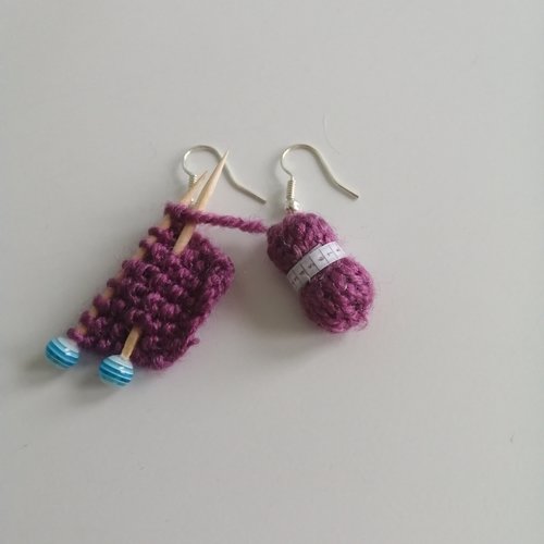 Boucles d'oreilles pelote violet, en laine