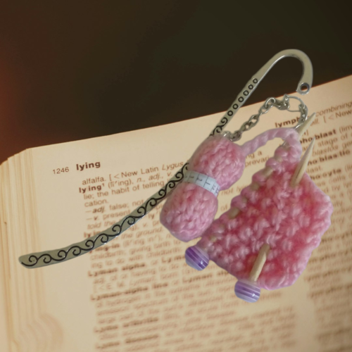 Marque pages pelote et tricot entamé, en laine