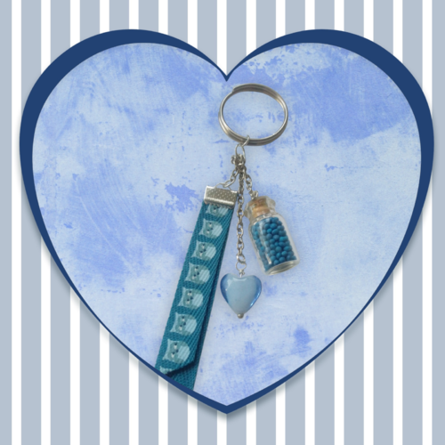Porte-clés tout en bleu avec petite fiole, cœur et ruban