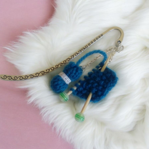 Marque-pages artisanal avec pelote de laine et petit tricot en bleu