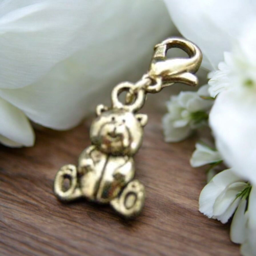 Pendentif ou charm en forme de nounours, polyvalent et adorable