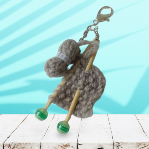 Bijou de sac en pelote de laine avec petit tricot commencé