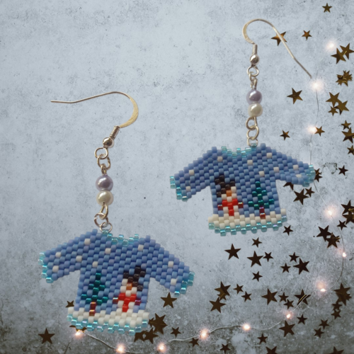 Boucles d’oreilles artisanales avec motif de noël.
