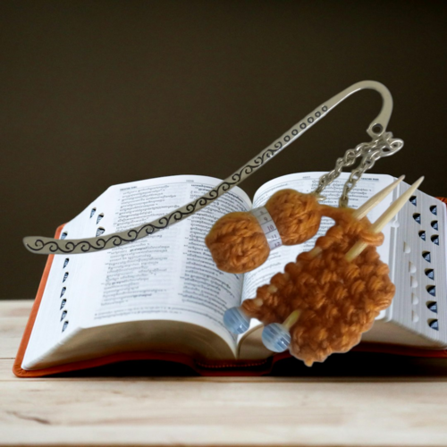 Marque-pages artisanal avec pelote de laine et petit tricot. couleur caramel