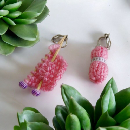 Boucles d’oreilles artisanales avec pelote de laine et tricot.couleur rose