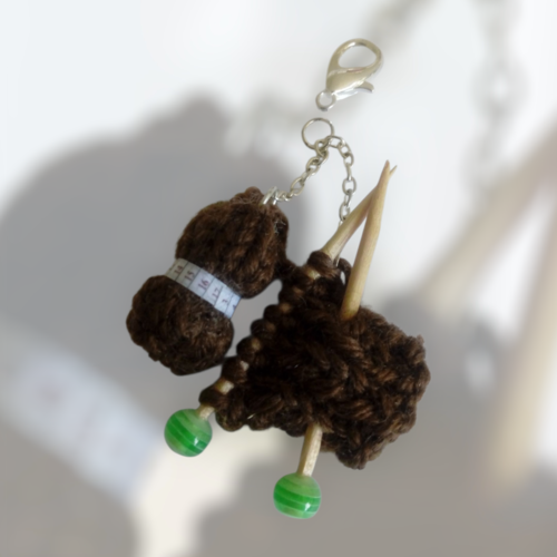 Bijou de sac, pelote de laine marron