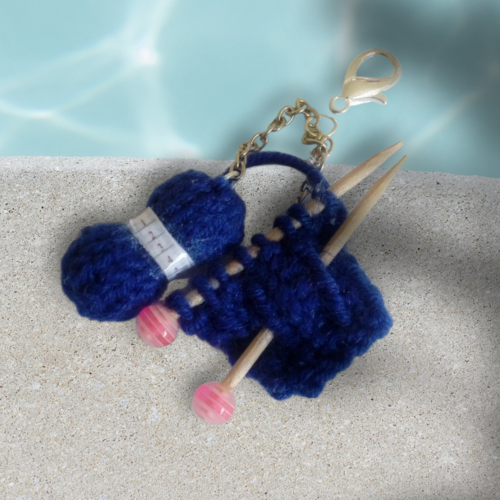 Bijou de sac, pelote de laine bleu marine