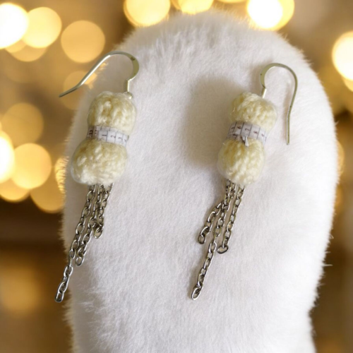 Boucles d'oreilles pelote crème, en laine