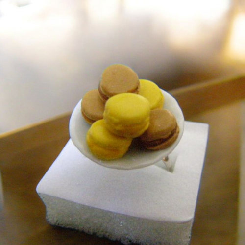 Bague adulte assiette de macarons, en fimo