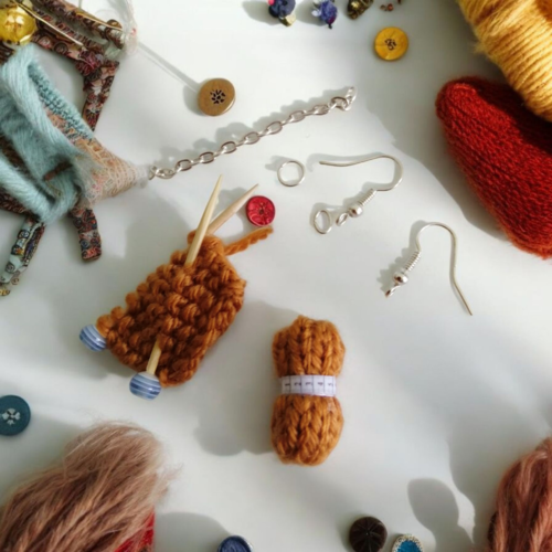 Kit boucles d'oreilles pelote de laine marron en laine