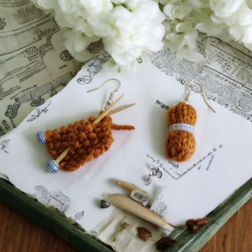 Boucles d'oreilles pelote marron , en laine