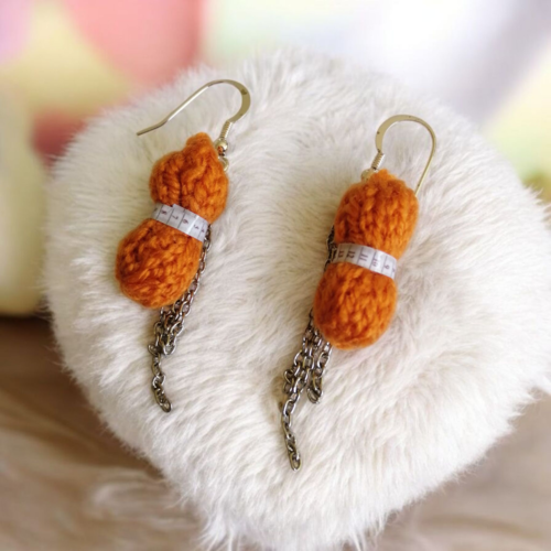 Boucles d'oreilles pelote orange, en laine