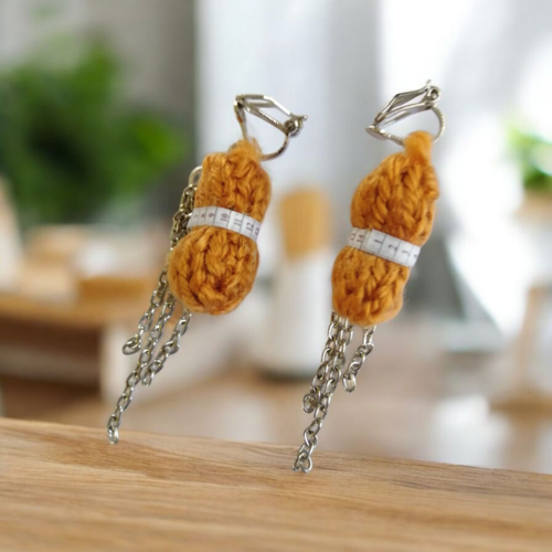 Boucles d'oreilles clip pelote marron , en laine