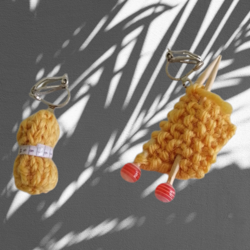 Boucles d'oreilles clip pelote jaune orangé, en laine