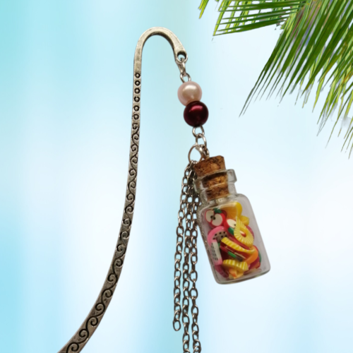 Marque pages, fiole, perles, chainettes