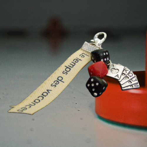 Bijou de sac, dé et cartes à jouer