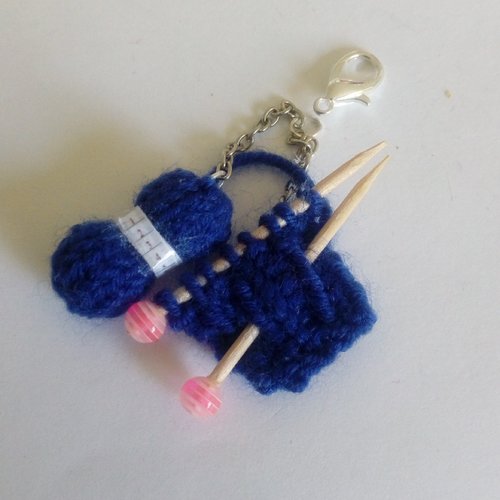 Bijou de sac, pelote de laine bleu marine
