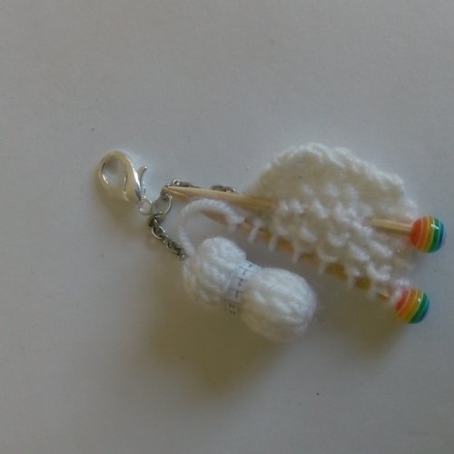Bijou de sac, pelote de laine blanc neige