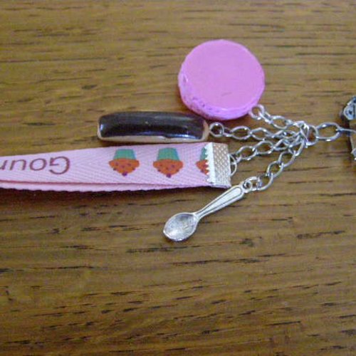 Porte clés macaron fraise