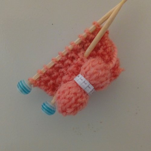 Magnet, pelote et tricot, en laine