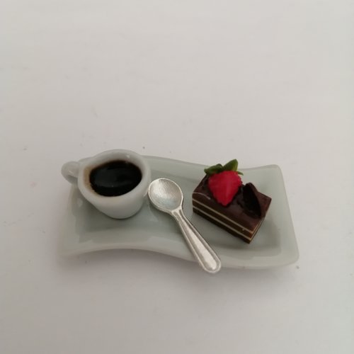 Assiette café et petits gâteaux miniature