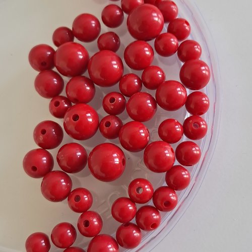 Lot de 57 perles dans les tons rouges
