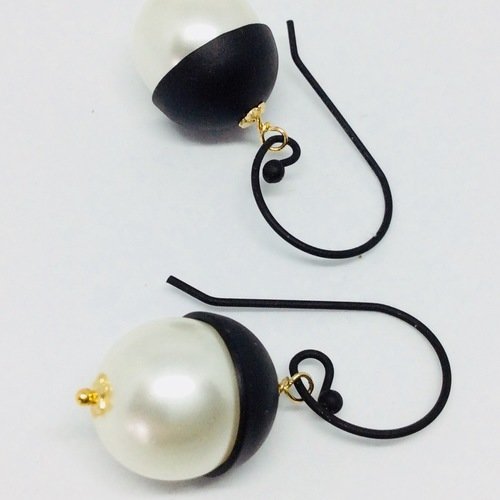 Pendantes perles blanches sous cloche noire