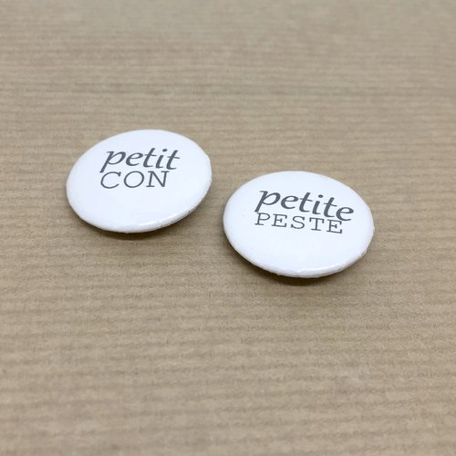 Badges "petit con" et "petite peste"