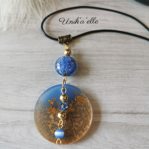 "sérénité" collier pendentif résine bleu et or