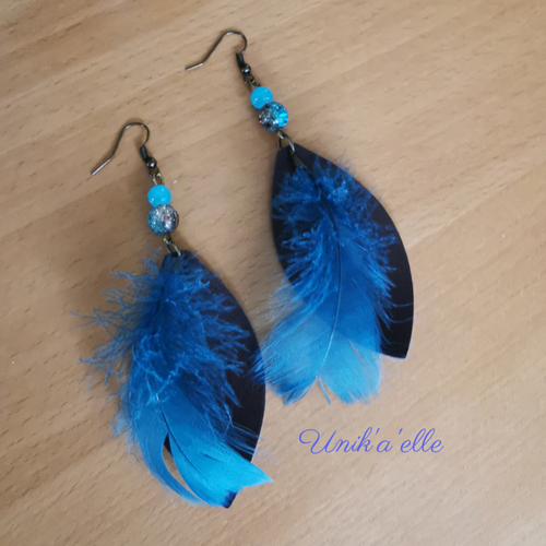 "vaporeuse" boucles d'oreilles perles, plume et simili bleu/chocolat