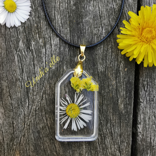"candide"collier résine inclusion fleur blanches et jaunes collection botanique