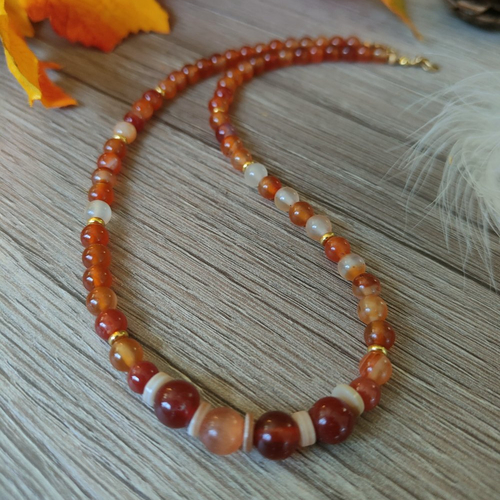 "orange douce"collier court perles minérales orange et or