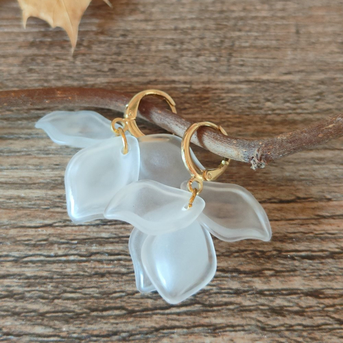 "éclat de brume" boucles d'oreilles pétales blancs