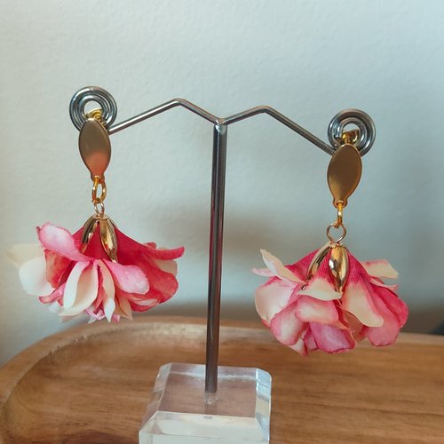 "éclosion d'aurore"boucles d'oreilles éclosion de fleur blanc corail