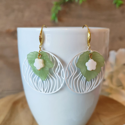 "jardin suspendu"boucles d'oreilles feuilles et fleur nacrée blanches