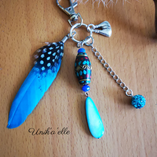"en vadrouille" bijou de sac perles et plume bleue