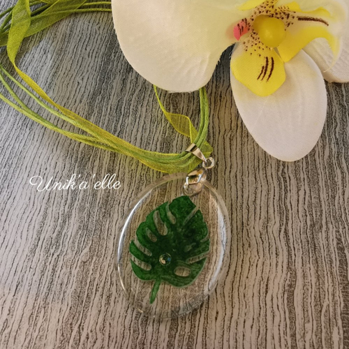 « exotique »collier médaillon résine végétale vert collection botanique