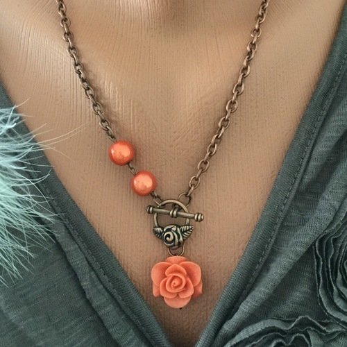 Vendu collier chaîne métal cuivré et orange rose antique