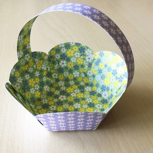 Joli panier hexagonale de pâques en carton imprimé  mauve et fleurs blanches 