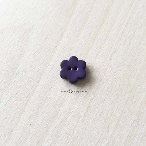 Joli petit bouton "fleurs"  mauve  taille:  15 mm 