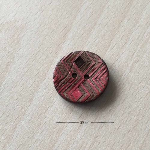 Joli petit bouton "tribu"  marron rouge  taille:  25 mm 