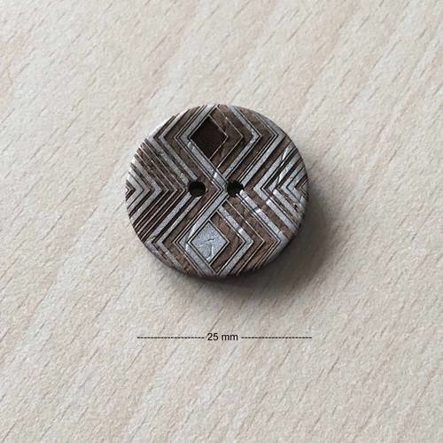 Joli petit bouton "tribu"  marron argenté   taille:  25 mm 